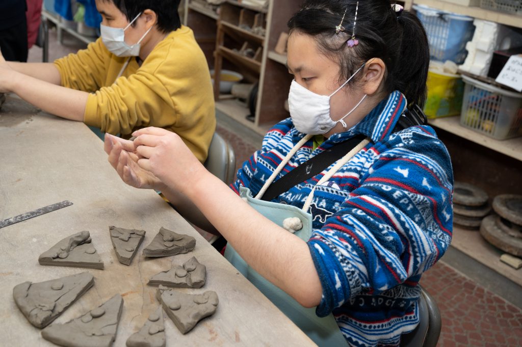 陶芸で造形作品を作る利用者