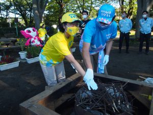 採火台を確認する利用者