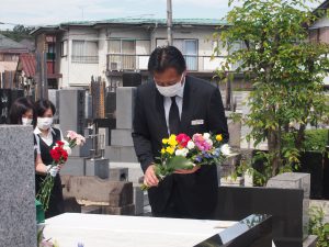 献花を行う石渡理事長