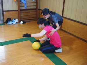 打つ方向を確認する利用者と職員