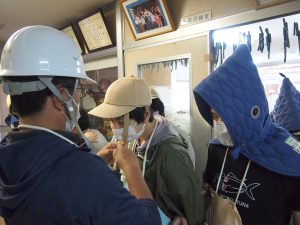 防災頭巾を確認する職員利用者