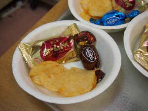 喫茶はポテトチップス・チョコ・ホームパイ