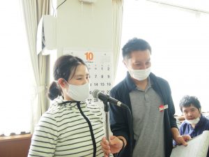 開会式の司会をする利用者