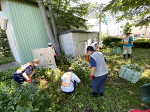 公園清掃を行う利用者