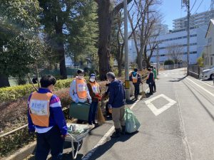 公園清掃を行う利用者2