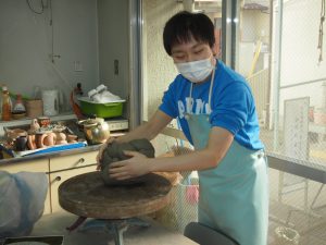 粘土で作品を作る利用者